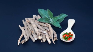 Ashwagandha Kuru Kök Şifalı Bitki ve Taze Yapraklar, Withania Somnifera, Ashwagandha, Indian Ginseng, Poison Gooseberry, veya Winter Cherry olarak da bilinir. Beyaz Arkaplanda İzole Edilmiş.