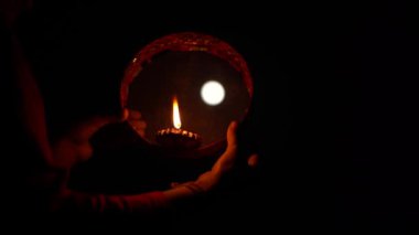 Genç Hintli kadın gece Karva Chauth 'u kutluyor. Karva Chauth, Hindistan 'da Kartika ayından dört gün sonra Hindu kadınlar tarafından kutlanan bir günlük festivaldir..