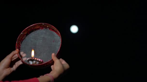 Νεαρή Ινδή Που Γιορτάζει Την Κάρβα Τσαουθ Νύχτα Karva Chauth — Αρχείο Βίντεο