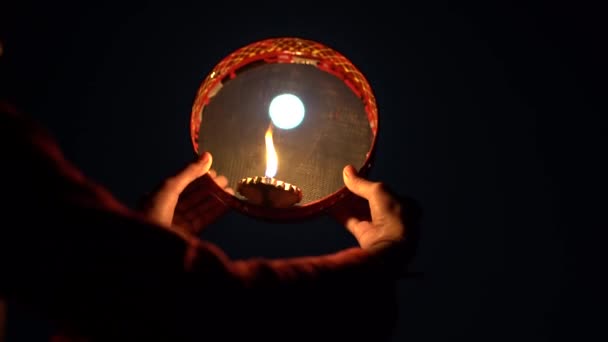 Jovem Indiana Celebrando Karva Chauth Noite Karva Chauth Festival Dia — Vídeo de Stock