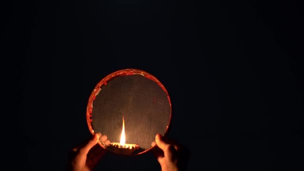 Genç Hintli Kadın Gece Karva Chauth Kutluyor Karva Chauth Hindistan — Stok video