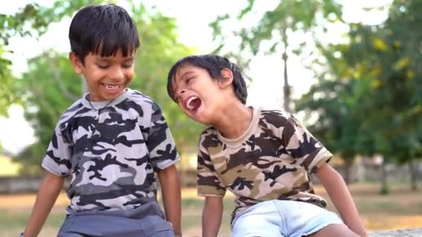 Portrét Děti Přátelé Objímající Parku Společně Pro Zábavu Sbližování Nebo — Stock video