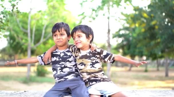 Portret Dzieci Przyjaciele Przytulający Się Razem Parku Dla Zabawy Zacieśniania — Wideo stockowe