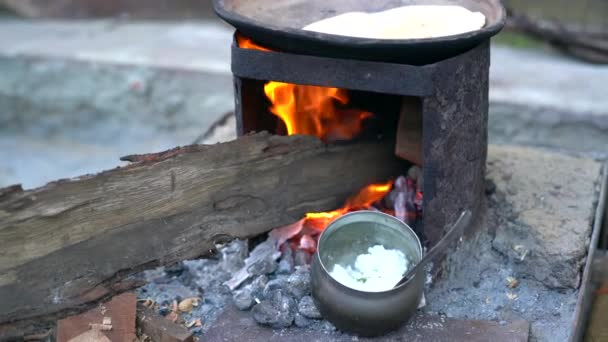 Роті Або Чапаті Виготовлення Або Випічка Вогнищі Індійському Традиційному Способі — стокове відео