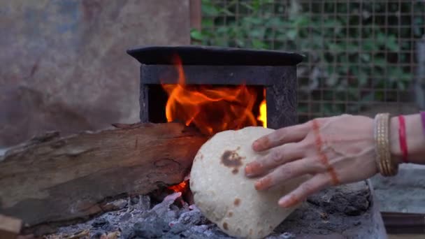 Roti Chapati Fazendo Assando Terra Maneira Tradicional Indiana Fazendo Roti — Vídeo de Stock