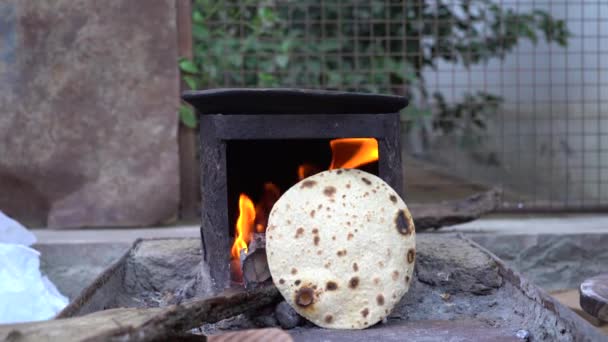 Roti Eller Chapati Making Baking Hearth Indiskt Traditionellt Sätt Göra — Stockvideo