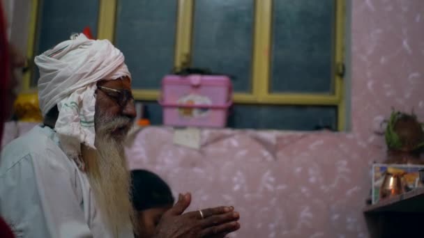 Indiase Mannen Die Thuis Bidden — Stockvideo