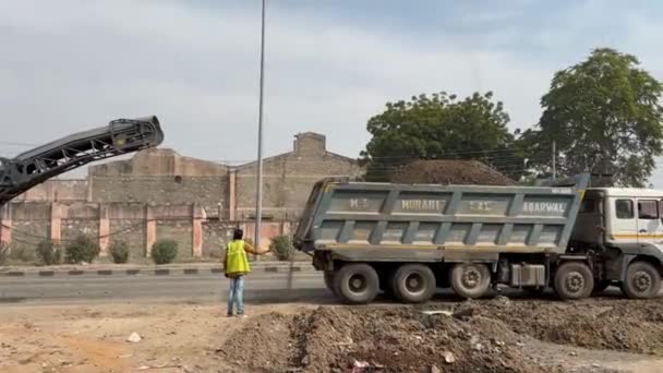 Chantier Construction Pose Une Nouvelle Chaussée Route Asphaltée Travailleur Utilisant — Video
