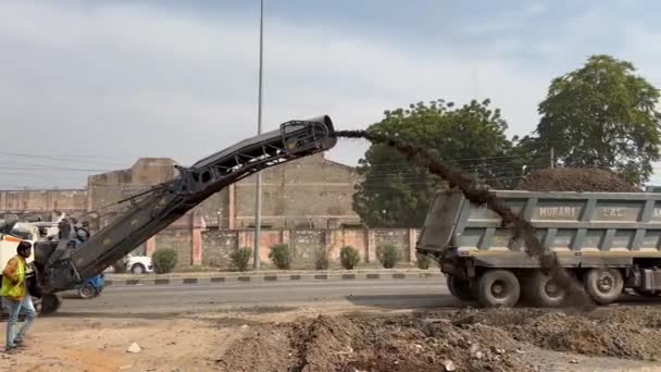 Canteiro Obras Está Colocar Novo Pavimento Asfáltico Trabalhador Operando Máquina — Vídeo de Stock