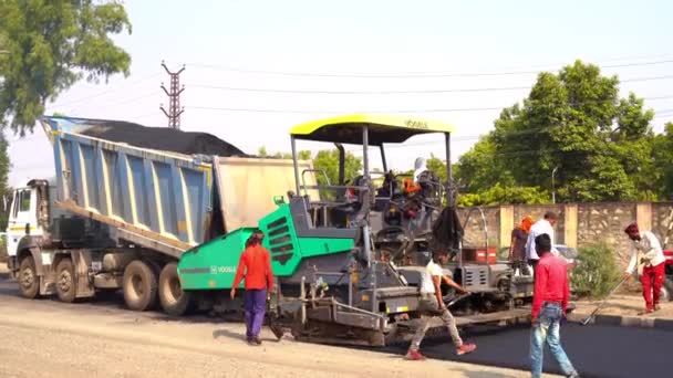 Baustelle Verlegt Neues Asphaltpflaster Arbeiter Betätigen Asphaltfertiger Während Straßenbau Und — Stockvideo