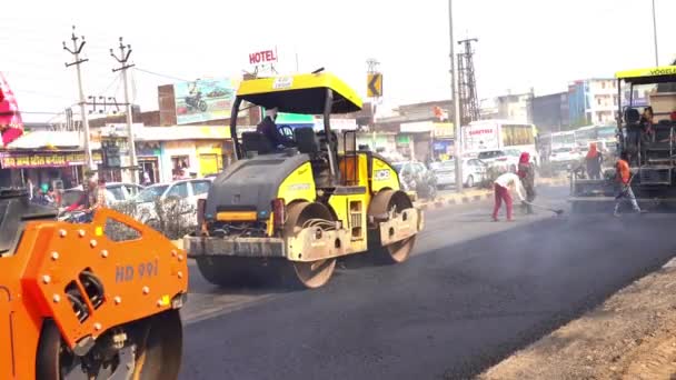 建筑工地正在铺设新的沥青路面 在道路建造和维修工程中操作沥青摊铺机的工人 Sikar Rajasthan India February 2024 — 图库视频影像