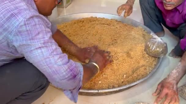 Churma Oblíbená Indická Pochoutka Hrubě Mletá Pšenice Drcená Vařená Ghee — Stock video