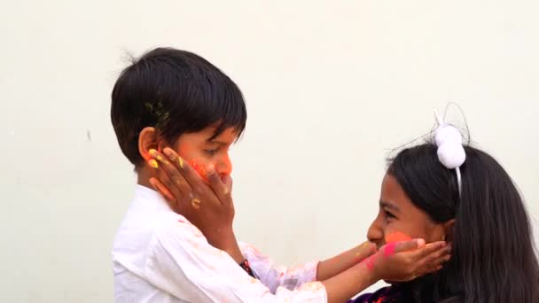 Indické Děti Slaví Indický Holi Festival Barevným Práškem Obličej Tělo — Stock video