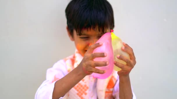 Indyjskie Dzieci Świętują Indyjski Festiwal Holi Kolorowym Proszkiem Farby Twarzach — Wideo stockowe