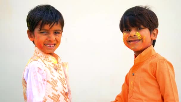 Indiska Barn Firar Indisk Holi Festival Med Färgglada Färgpulver Ansikten — Stockvideo