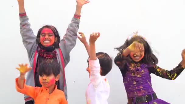 Los Niños Indios Celebran Festival Del Holi Indio Con Pintura — Vídeo de stock