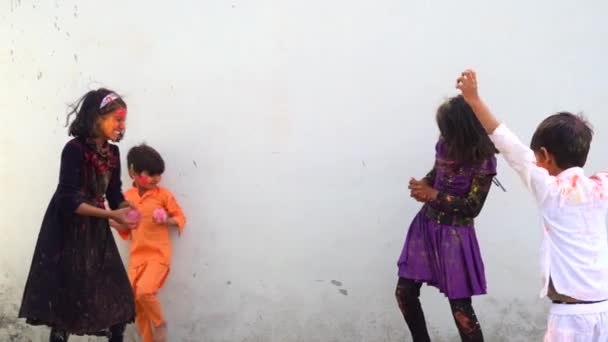 Indyjskie Dzieci Świętują Indyjski Festiwal Holi Kolorowym Proszkiem Farby Twarzach — Wideo stockowe