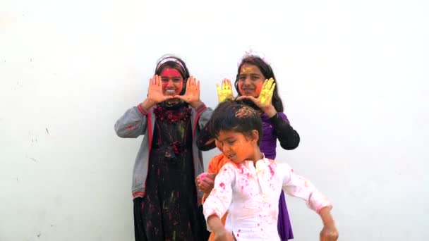 Ινδικά Παιδιά Γιορτάζουν Ινδικό Φεστιβάλ Holi Πολύχρωμη Σκόνη Χρώματος Πρόσωπα — Αρχείο Βίντεο