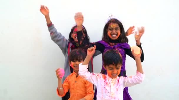 Індійські Діти Святкують Індійський Фестиваль Холі Барвистим Порошком Фарби Обличчях — стокове відео