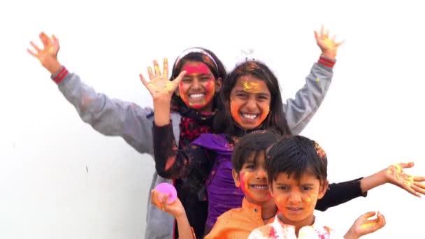 インドの子供たちは顔と体にカラフルなペイントパウダーでインドのホリフェスティバルを祝います インドフェスティバルのためのコンセプト — ストック動画