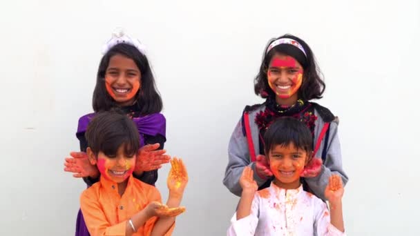インドの子供たちは顔と体にカラフルなペイントパウダーでインドのホリフェスティバルを祝います インドフェスティバルのためのコンセプト — ストック動画