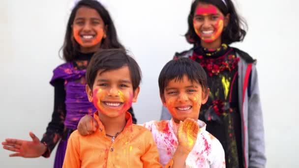 Indiase Kinderen Vieren Indiase Holi Festival Met Kleurrijke Verf Poeder — Stockvideo