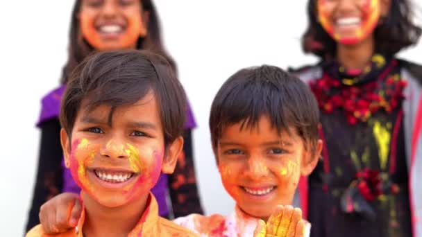 Les Enfants Indiens Célèbrent Festival Indien Holi Avec Poudre Peinture — Video
