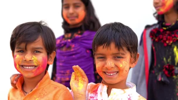 Indiska Barn Firar Indisk Holi Festival Med Färgglada Färgpulver Ansikten — Stockvideo