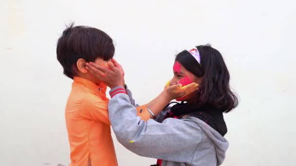 Los Niños Indios Celebran Festival Del Holi Indio Con Pintura — Vídeo de stock