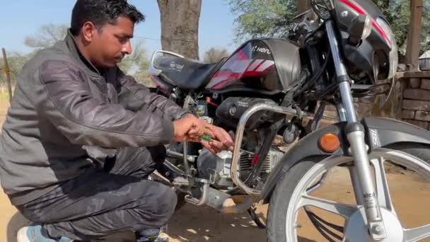 Servicio Reparación Motocicletas Llave Uso Motocicleta Motocicleta Está Reparando Mantenimiento — Vídeos de Stock