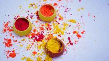 Holi 'nin canlı festivalini neşe ve mutlulukla kutlayın! Happy Holi, ilkbaharın gelişini simgeleyen geleneksel bir Hint bayramıdır ve biraz renk, müzik ve dansla kutlanır..