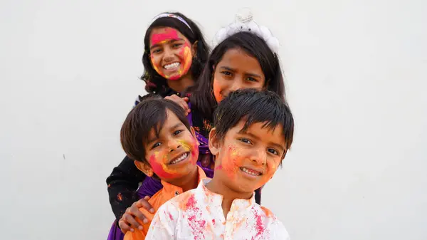 Holi festivali kutlaması sırasında Holi renk pudrası kullanan çocuk şenlik sırasında Holi oynayarak eğlenen genç çocuklar kavramı.