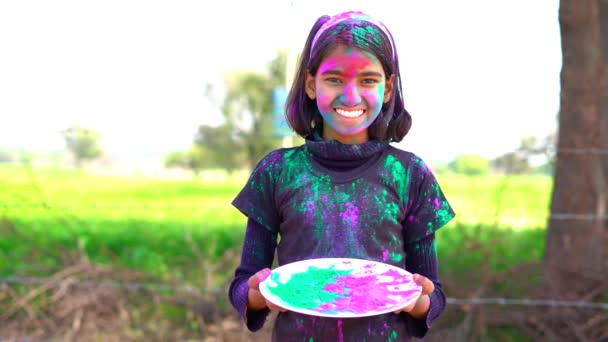 Zdjęcia Uroczej Indyjskiej Dziewczyny Bawiącej Się Kołnierzykami Podczas Festiwalu Holi — Wideo stockowe