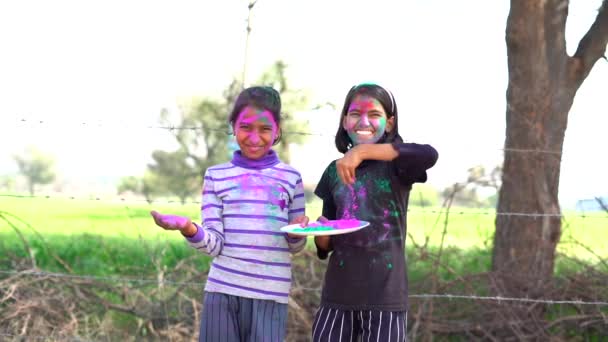 Holi를 축하하는 아시아 아이들의 얼굴에 색으로 색상을 재생하는 행복한 소녀의 — 비디오