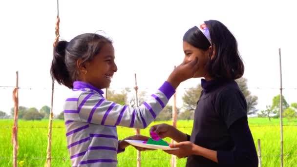 Beeldmateriaal Van Gelukkig Indiaas Meisje Spelen Kleuren Glimlachen Met Kleuren — Stockvideo