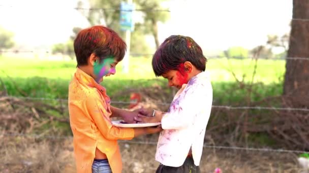 Film Glada Indiska Pojkar Som Leker Färger Leende Med Färger — Stockvideo