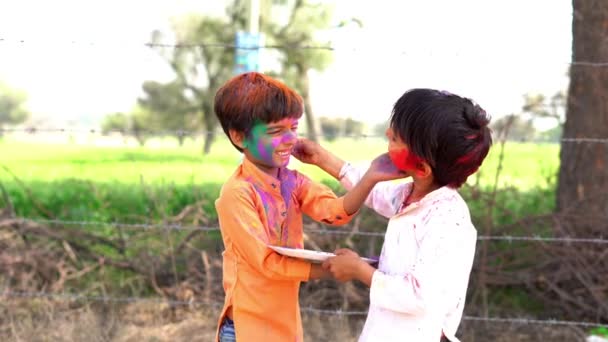 Holi Kutlayan Asyalı Çocukların Yüzlerindeki Renklerle Oynayan Mutlu Hintli Çocukların — Stok video