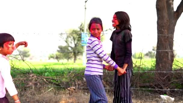 색상을 Holi를 아시아 얼굴에 색상으로 Holi에 아이들이 색깔의 분말에 — 비디오
