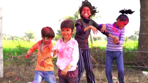 Šťastné Indiánské Děti Hrající Barvy Usmívající Barvami Tváři Asijských Dětí — Stock video