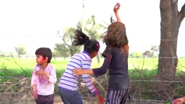 Gelukkige Indiase Kinderen Spelen Kleuren Glimlachen Met Kleuren Het Gezicht — Stockvideo