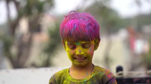 Zdjęcia Szczęśliwego Indyjskiego Dziecka Bawiącego Się Kolorami Uśmiechającego Się Kolorami — Wideo stockowe