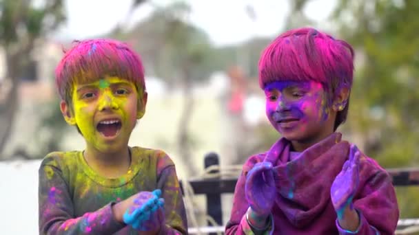 Holi를 축하하는 아시아 아이들의 얼굴에 색상으로 색상을 재생하는 행복한 소년의 — 비디오