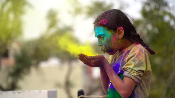Zdjęcia Uroczej Indyjskiej Dziewczyny Bawiącej Się Kołnierzykami Podczas Festiwalu Holi — Wideo stockowe