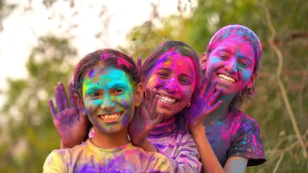 Záběry Šťastné Indické Dívky Hrající Barvy Usmívající Barvami Tváři Asijských — Stock video