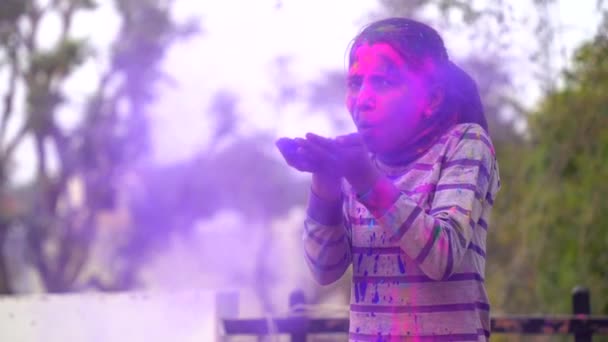 Záběry Rozkošné Indické Dívky Hrající Obojky Během Festivalu Holi — Stock video