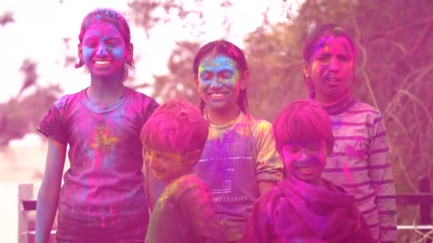 Glada Indiska Barn Leker Färger Leende Med Färger Ansiktet Asiatiska — Stockvideo