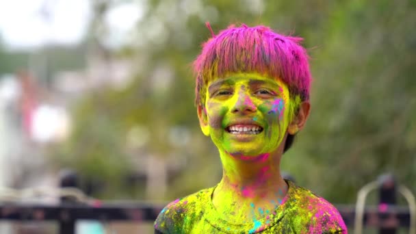 Záběry Šťastného Indiánského Kluka Hrajícího Barvy Usmívajícího Barvami Tváři — Stock video