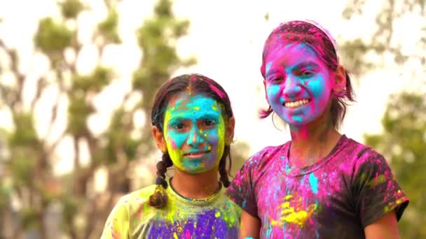 Metraje Chica India Feliz Jugando Colores Sonriendo Con Colores Cara — Vídeos de Stock