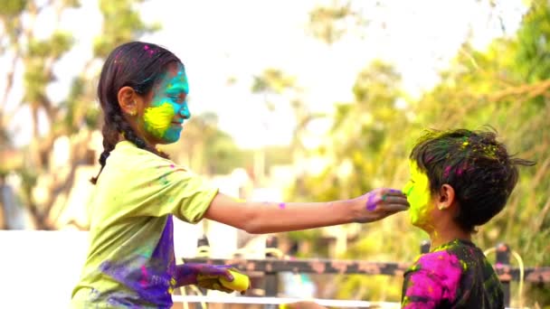 镜头中 快乐的印度兄弟和姐姐在玩颜色 在亚洲孩子们庆祝霍利的脸上挂着色彩 — 图库视频影像