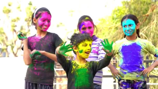Boldog Indiai Gyerekek Játszanak Színek Mosolygós Arccal Ázsiai Gyerekek Ünneplő — Stock videók